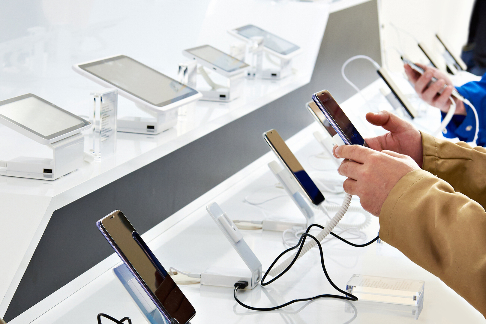 kunde schaut smartphone an