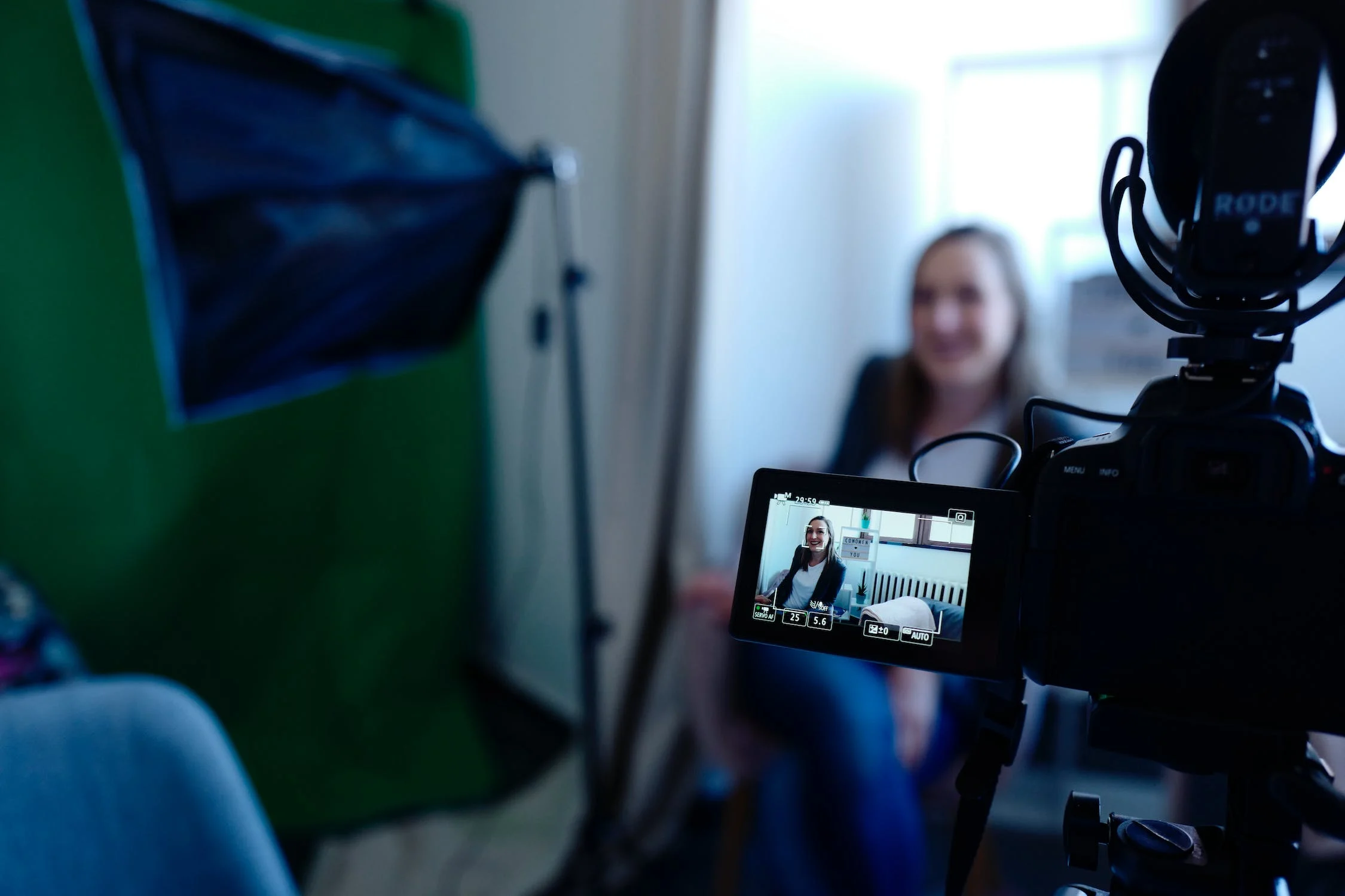 employer-branding-videos, frau vor kamera