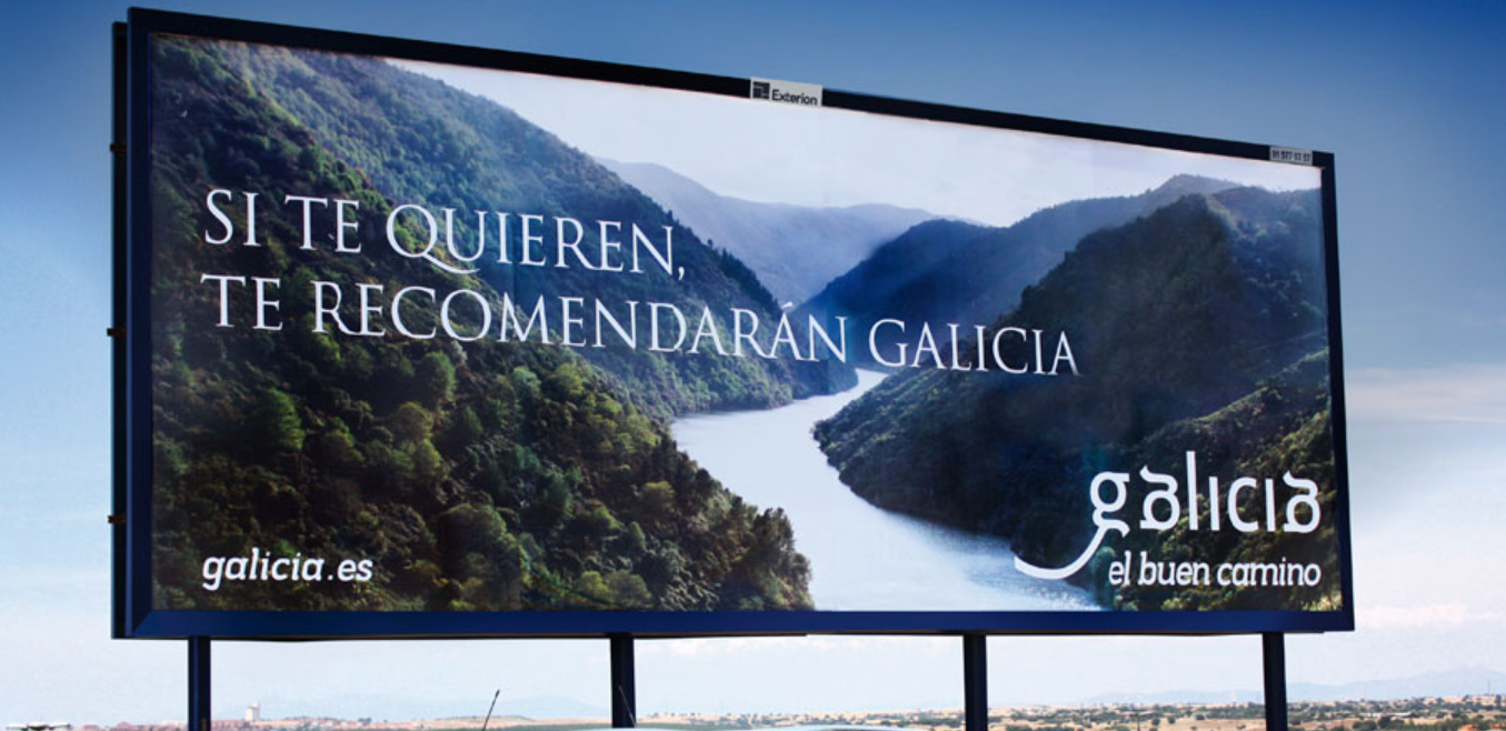 La publicidad exterior fija se refiere precisamente a esos anuncios estáticos ubicados en un lugar específico.