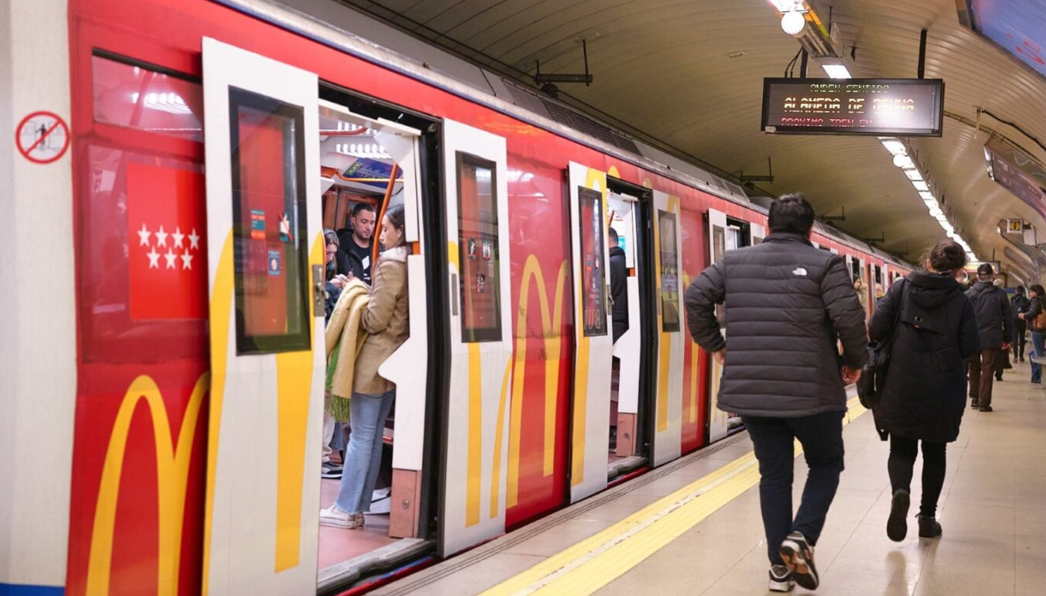 La publicidad exterior móvil se encuentra instalada en medios de transporte: aviones, metros, trenes, autobuses, bicicletas, coches, etc.