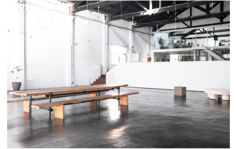 Espacio 88 es un espacio diáfano de estilo industrial y minimalista ubicado en el barrio del Poblenou que se ha convertido en un lugar de referencia para sesiones de fotos, tiendas efímeras y eventos de moda y diseño.