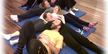 aller de risoterapia o mindfulness
